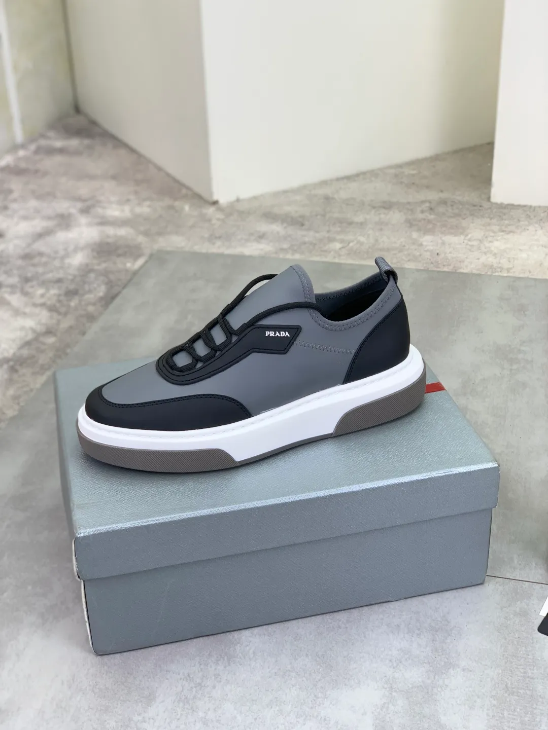 Men's shoes 💰P560💰[New style] popular models are on the official website, 🆘 Trendy brand (Prada) mainly promotes popular models, avant-garde and versatile fashion men's shoes private version mold opening, cowhide surface splicing 1:1.. Fashionable and simple, original imported cowhide lining cowhide feet; the atmosphere and personality are more fashionable, eye-catching and pursuing class. It will subvert the old idea and be a must-have for fashionistas with you! Must keep it for yourself! Tall and comfortable, large and low, high-end quality workmanship. Size: 38-44 3️⃣colors available.